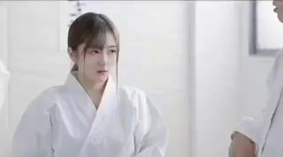Lily Koh,一个湿润可爱的亚洲大学女孩,给她的白人男友一个热情的口交。