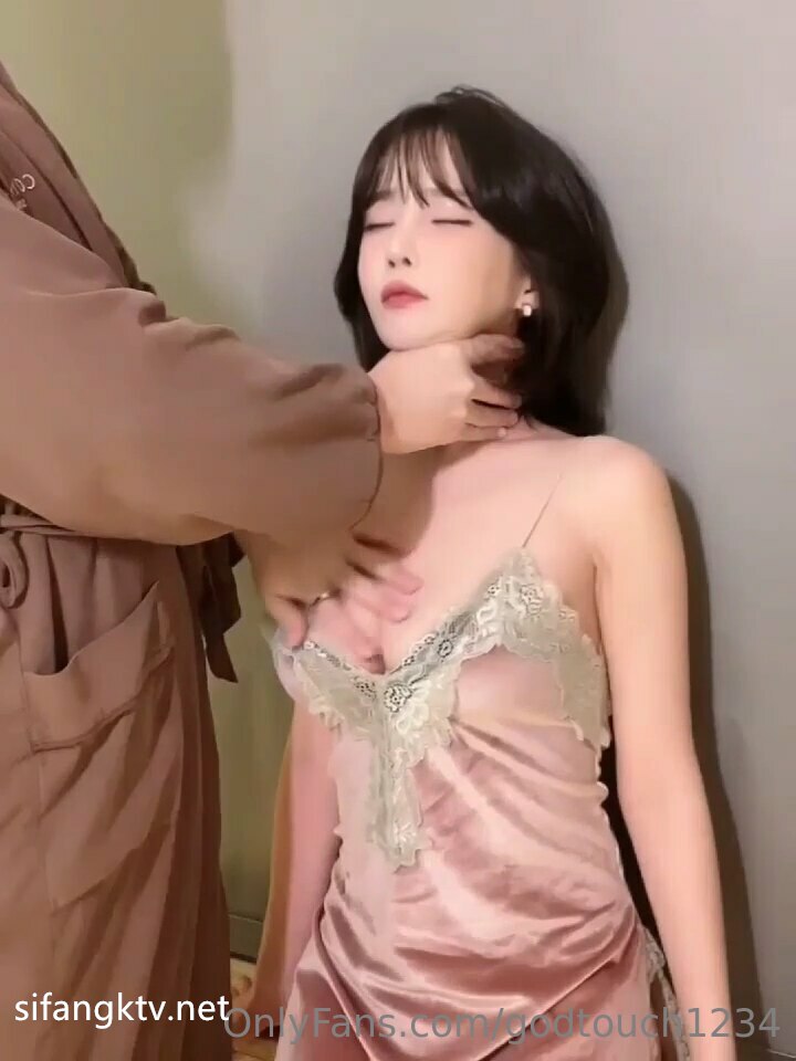 地下车库偶遇车子故障的美女，趁机上车哄她车震